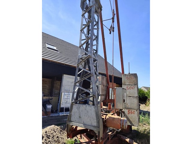 Torenkraan 16 m lang en 14 m hoog, mortelbak, pallethaak en wielenstel. bevindt zich te lommel, afbraak voor eigen rekening. bezichtiging en afhaling op afspraak. (6) - afbeelding 23 van  25
