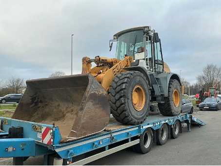 Torenkraan, bulldozer, stroomgroep en werkplaatsmateriaal