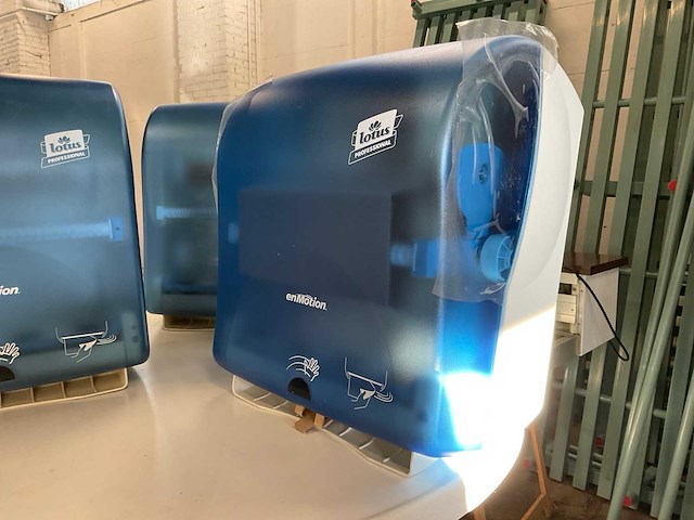Tork lotus handdoekdispenser professioneel (3x) - afbeelding 2 van  3