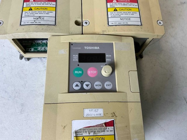 Toshiba vf-s7 vf-s7-2004py-eu frequentieregelaar (5x) - afbeelding 2 van  4