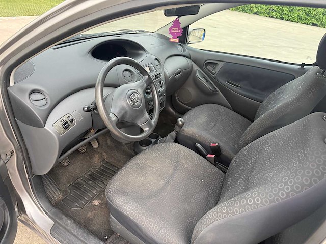 Toyota - 2004 - yaris - personenauto - afbeelding 8 van  18