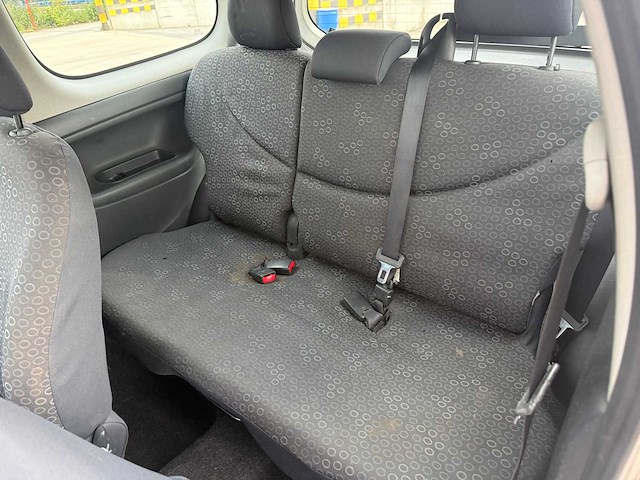 Toyota - 2004 - yaris - personenauto - afbeelding 9 van  18