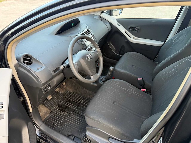 Toyota - 2011 - yaris - personenauto - afbeelding 10 van  23