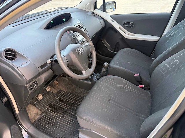 Toyota - 2011 - yaris - personenauto - afbeelding 11 van  23