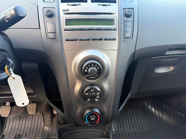 Toyota - 2011 - yaris - personenauto - afbeelding 15 van  23