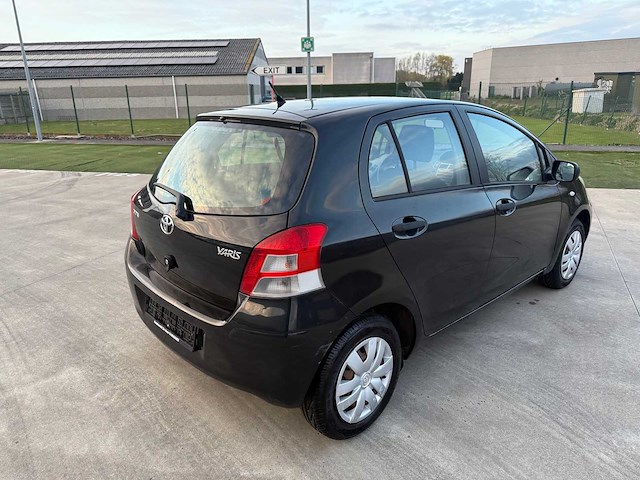 Toyota - 2011 - yaris - personenauto - afbeelding 2 van  17