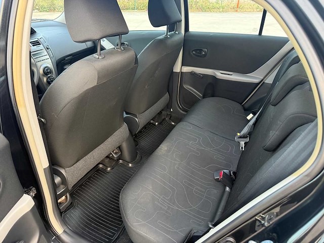 Toyota - 2011 - yaris - personenauto - afbeelding 6 van  17