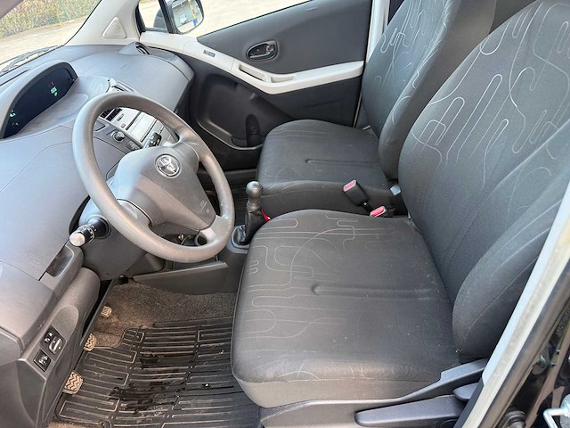 Toyota - 2011 - yaris - personenauto - afbeelding 9 van  17