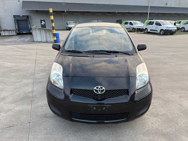 Toyota - 2011 - yaris - personenauto - afbeelding 15 van  17