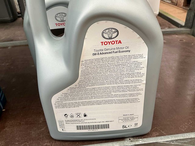 Toyota,inhoud 5 liter 0w8 motor olie (2x) - afbeelding 1 van  1