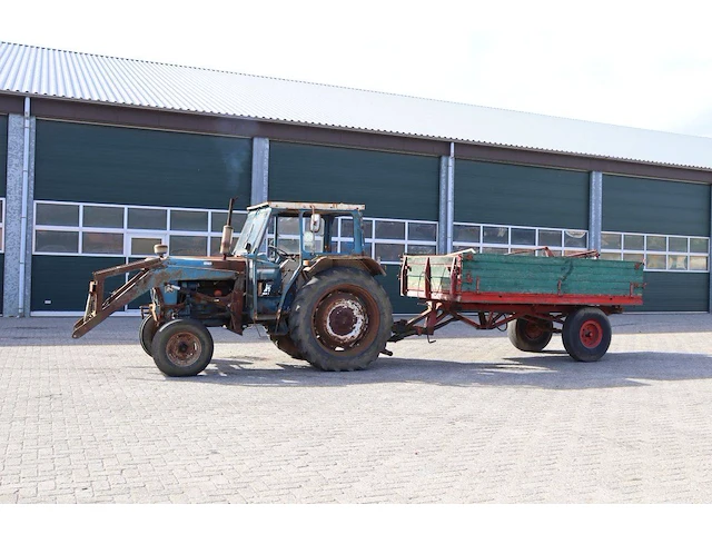 Tractor ford 5000 diesel 1970 met aanhangwagen - afbeelding 1 van  1