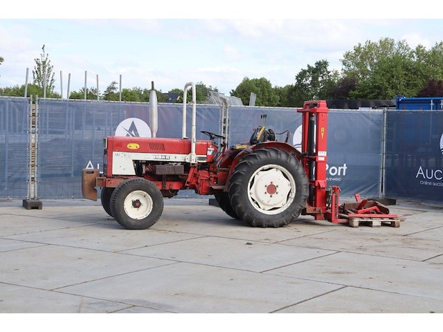 Tractor international harvester co e733 diesel met hefmast - afbeelding 1 van  1