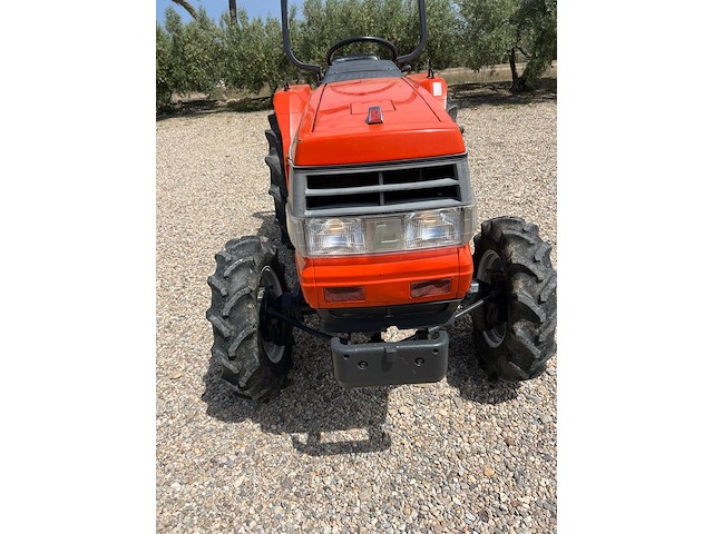 Tractor kubota - afbeelding 12 van  22