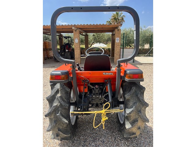 Tractor kubota - afbeelding 18 van  22