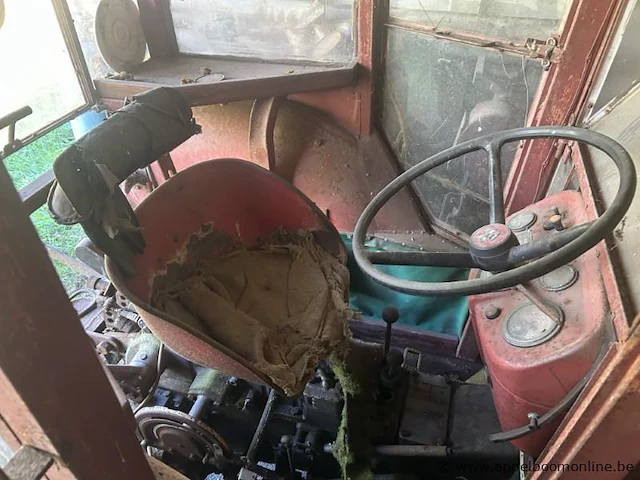 Tractor massey-ferguson 130, voorzien van een cabine en een drie-punts hefinrichting, zonder sleutel, zonder boorddocumenten - afbeelding 5 van  6