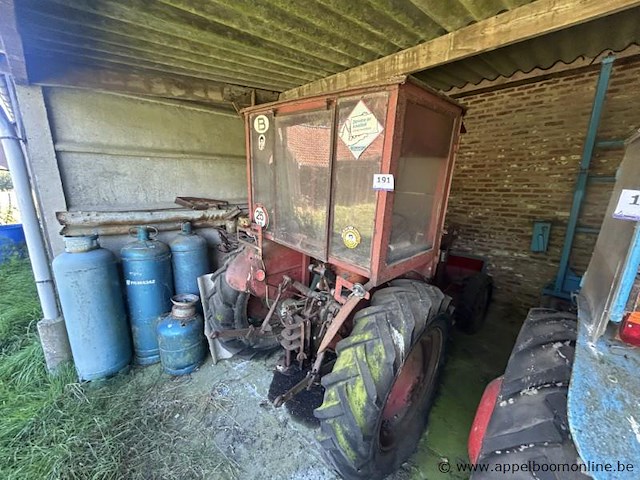 Tractor massey-ferguson 130, voorzien van een cabine en een drie-punts hefinrichting. - afbeelding 1 van  6