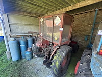 Tractor massey-ferguson 130, voorzien van een cabine en een drie-punts hefinrichting. - afbeelding 1 van  6