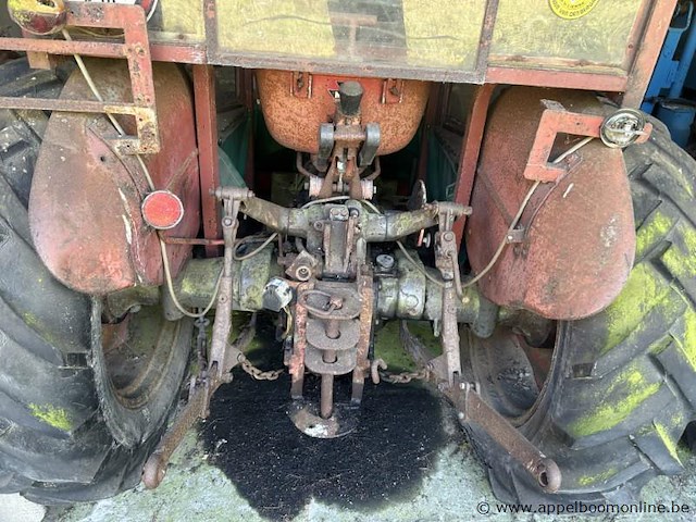 Tractor massey-ferguson 130, voorzien van een cabine en een drie-punts hefinrichting. - afbeelding 2 van  6