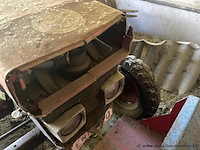 Tractor massey-ferguson 130, voorzien van een cabine en een drie-punts hefinrichting. - afbeelding 4 van  6