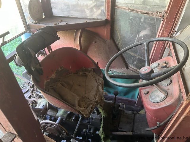 Tractor massey-ferguson 130, voorzien van een cabine en een drie-punts hefinrichting. - afbeelding 5 van  6
