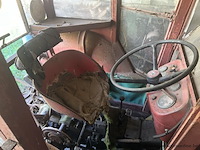Tractor massey-ferguson 130, voorzien van een cabine en een drie-punts hefinrichting. - afbeelding 5 van  6