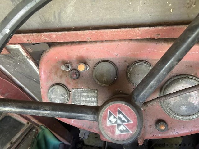 Tractor massey-ferguson 130, voorzien van een cabine en een drie-punts hefinrichting. - afbeelding 6 van  6