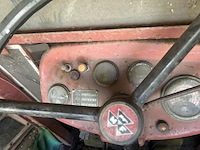 Tractor massey-ferguson 130, voorzien van een cabine en een drie-punts hefinrichting. - afbeelding 6 van  6