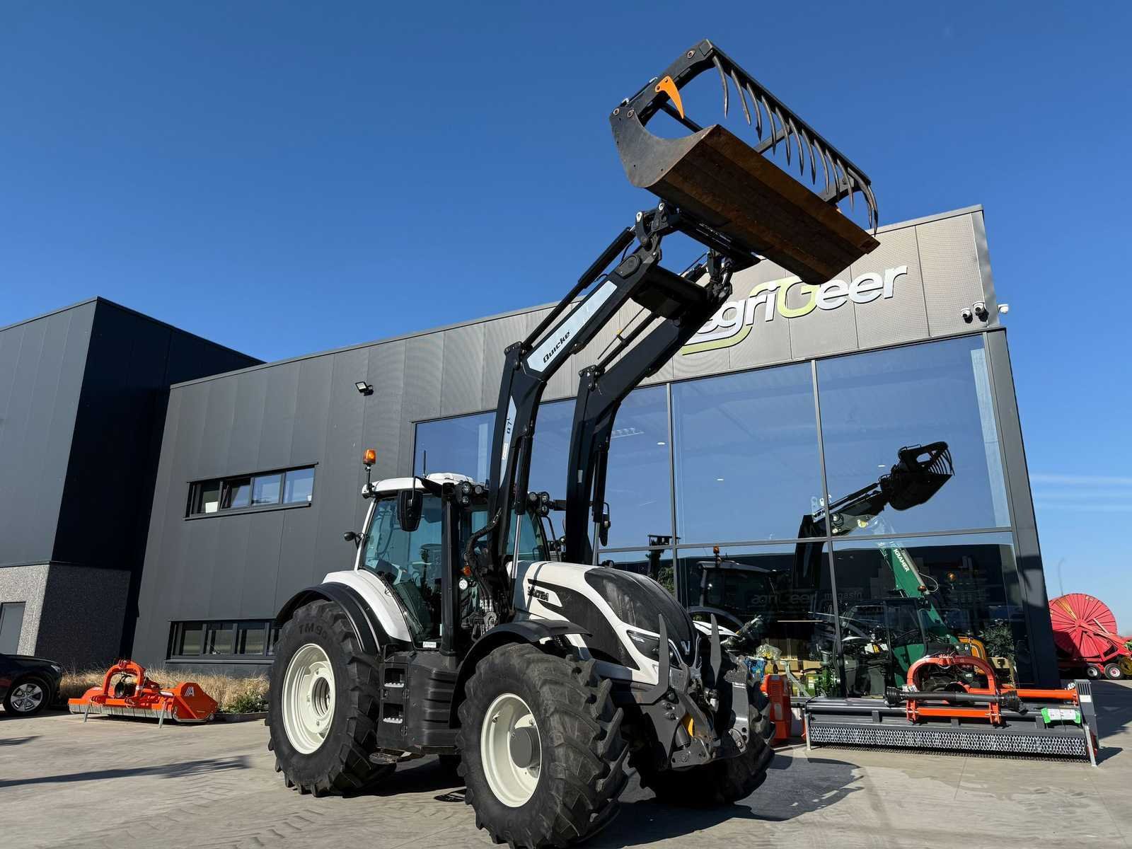 Tractor valtra t254 versu, manitou verreiker en divers agrarisch materiaal