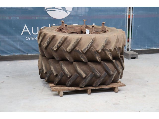 Tractorbanden michelin bubagrip 16.9-34 op velg voor dubbele montage - afbeelding 1 van  1