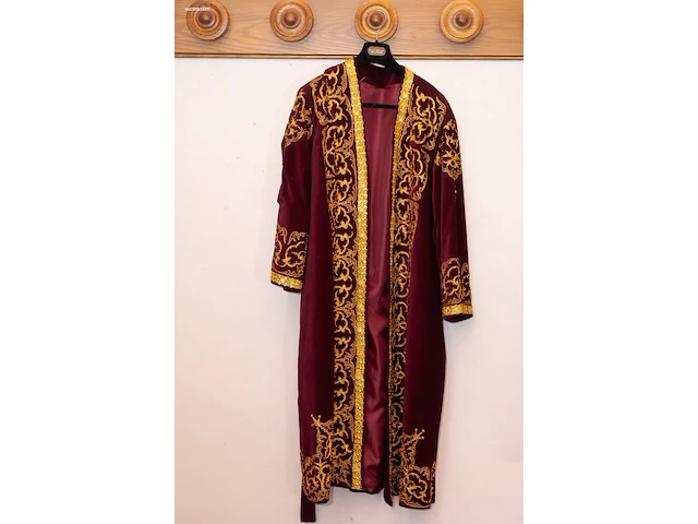 Traditionele kazachse fluwelen gewaad - afbeelding 1 van  5