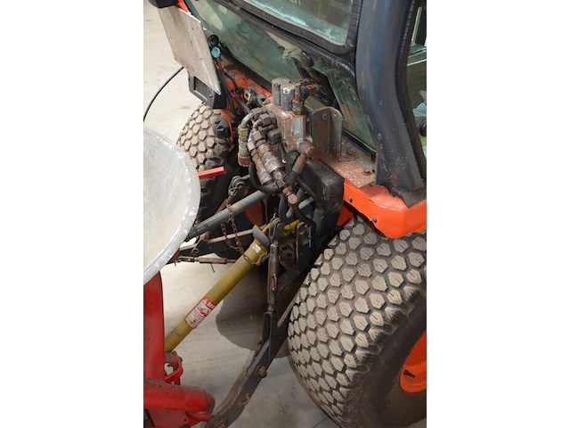 Traktor kubota b2410 met sneeuwschuif en meststofstrooier (niet getest) - afbeelding 2 van  29