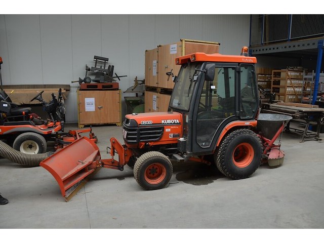 Traktor kubota b2410 met sneeuwschuif en meststofstrooier (niet getest) - afbeelding 4 van  29