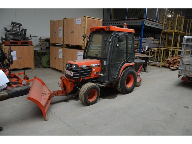 Traktor kubota b2410 met sneeuwschuif en meststofstrooier (niet getest) - afbeelding 1 van  29