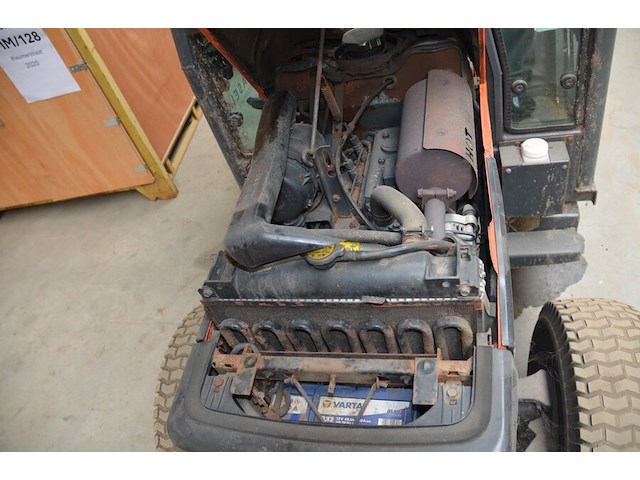 Traktor kubota b2410 met sneeuwschuif en meststofstrooier (niet getest) - afbeelding 13 van  29