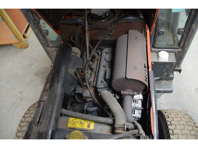 Traktor kubota b2410 met sneeuwschuif en meststofstrooier (niet getest) - afbeelding 15 van  29