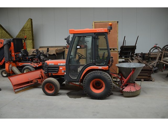 Traktor kubota b2410 met sneeuwschuif en meststofstrooier (niet getest) - afbeelding 16 van  29