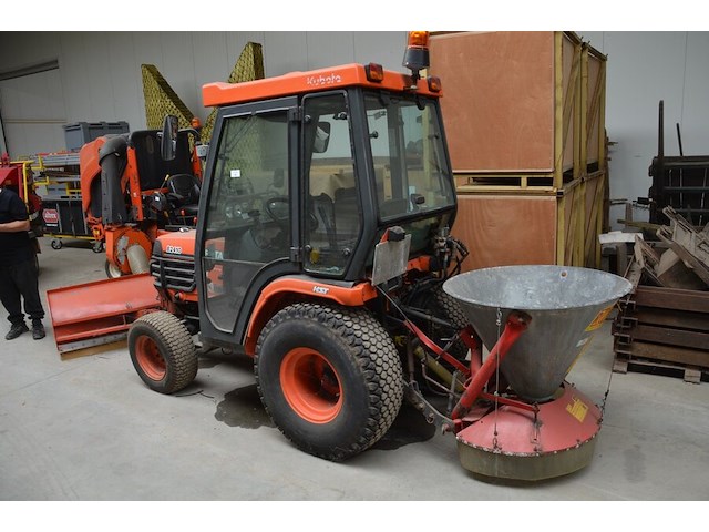 Traktor kubota b2410 met sneeuwschuif en meststofstrooier (niet getest) - afbeelding 17 van  29
