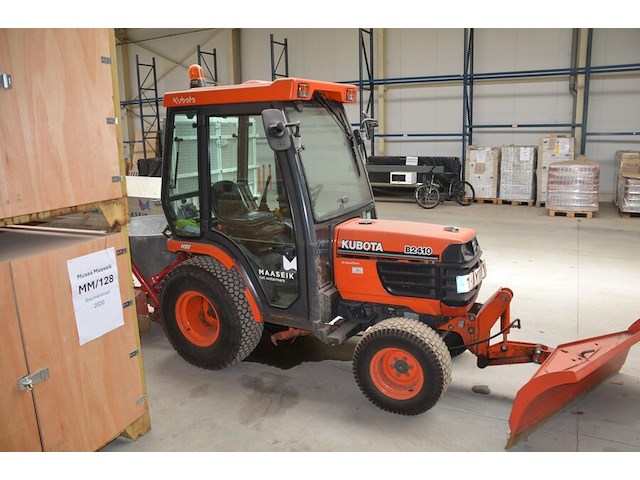 Traktor kubota b2410 met sneeuwschuif en meststofstrooier (niet getest) - afbeelding 19 van  29