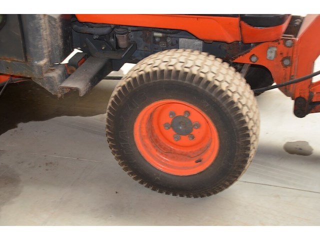 Traktor kubota b2410 met sneeuwschuif en meststofstrooier (niet getest) - afbeelding 21 van  29