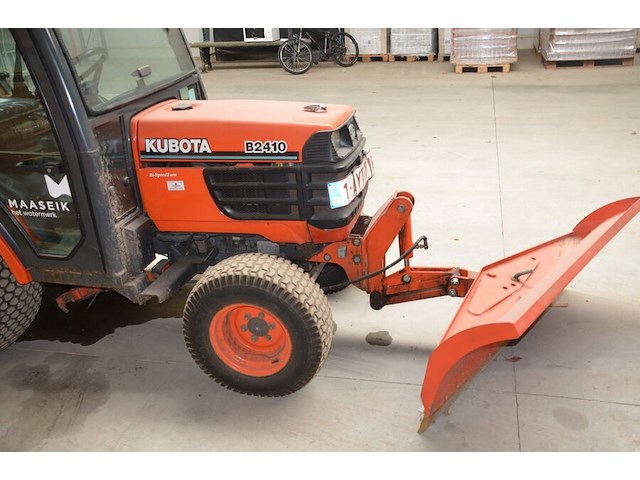Traktor kubota b2410 met sneeuwschuif en meststofstrooier (niet getest) - afbeelding 23 van  29