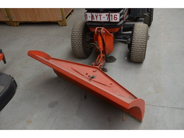 Traktor kubota b2410 met sneeuwschuif en meststofstrooier (niet getest) - afbeelding 24 van  29