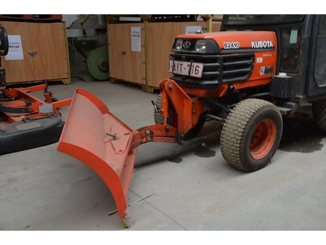 Traktor kubota b2410 met sneeuwschuif en meststofstrooier (niet getest) - afbeelding 25 van  29