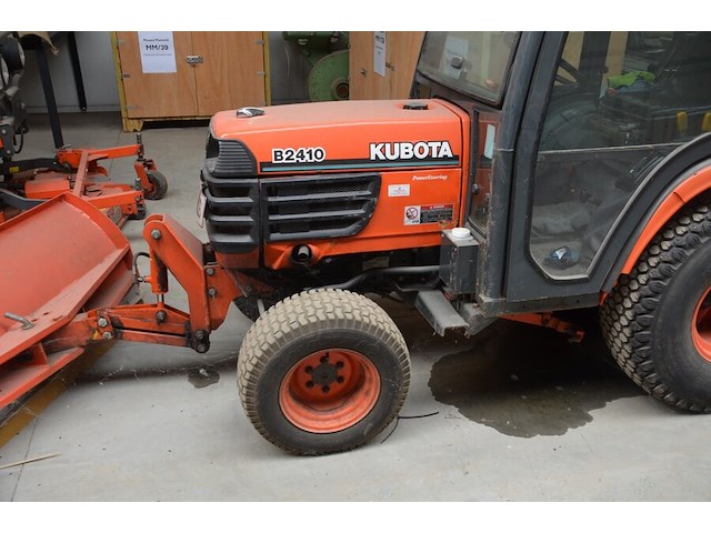 Traktor kubota b2410 met sneeuwschuif en meststofstrooier (niet getest) - afbeelding 26 van  29