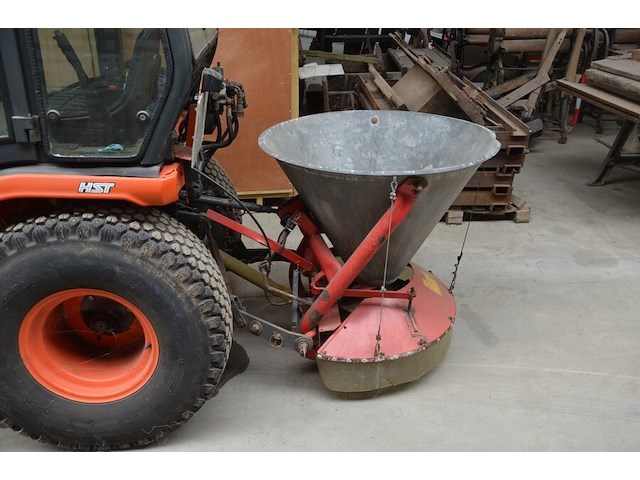 Traktor kubota b2410 met sneeuwschuif en meststofstrooier (niet getest) - afbeelding 27 van  29