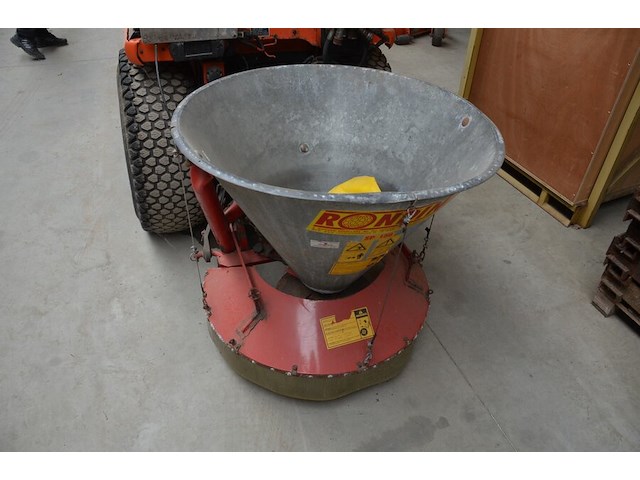Traktor kubota b2410 met sneeuwschuif en meststofstrooier (niet getest) - afbeelding 28 van  29