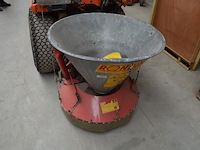 Traktor kubota b2410 met sneeuwschuif en meststofstrooier (niet getest) - afbeelding 28 van  29
