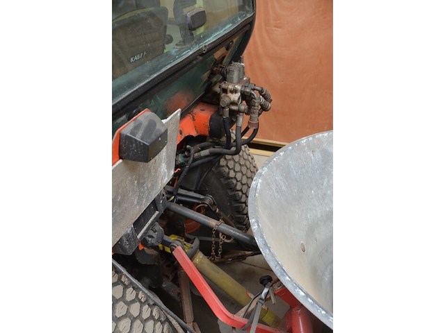 Traktor kubota b2410 met sneeuwschuif en meststofstrooier (niet getest) - afbeelding 29 van  29