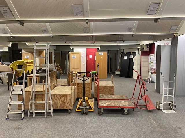 Transpalet, carren, steekwagen, panneelwagen, ladders en houten kisten op wielen - afbeelding 1 van  10