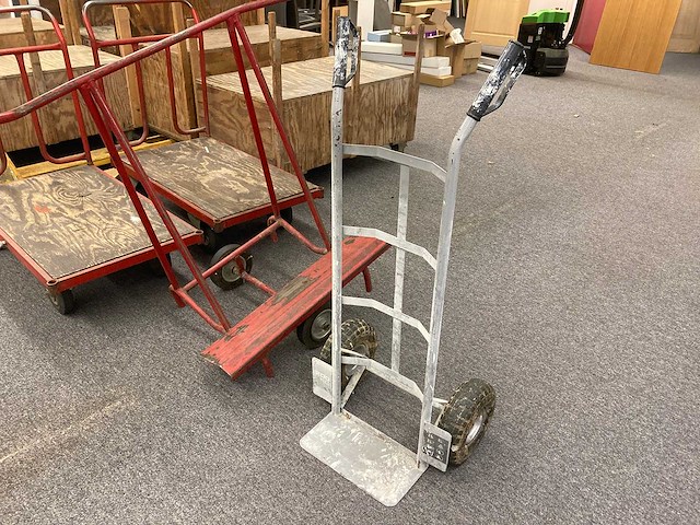 Transpalet, carren, steekwagen, panneelwagen, ladders en houten kisten op wielen - afbeelding 3 van  10