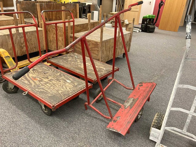 Transpalet, carren, steekwagen, panneelwagen, ladders en houten kisten op wielen - afbeelding 4 van  10